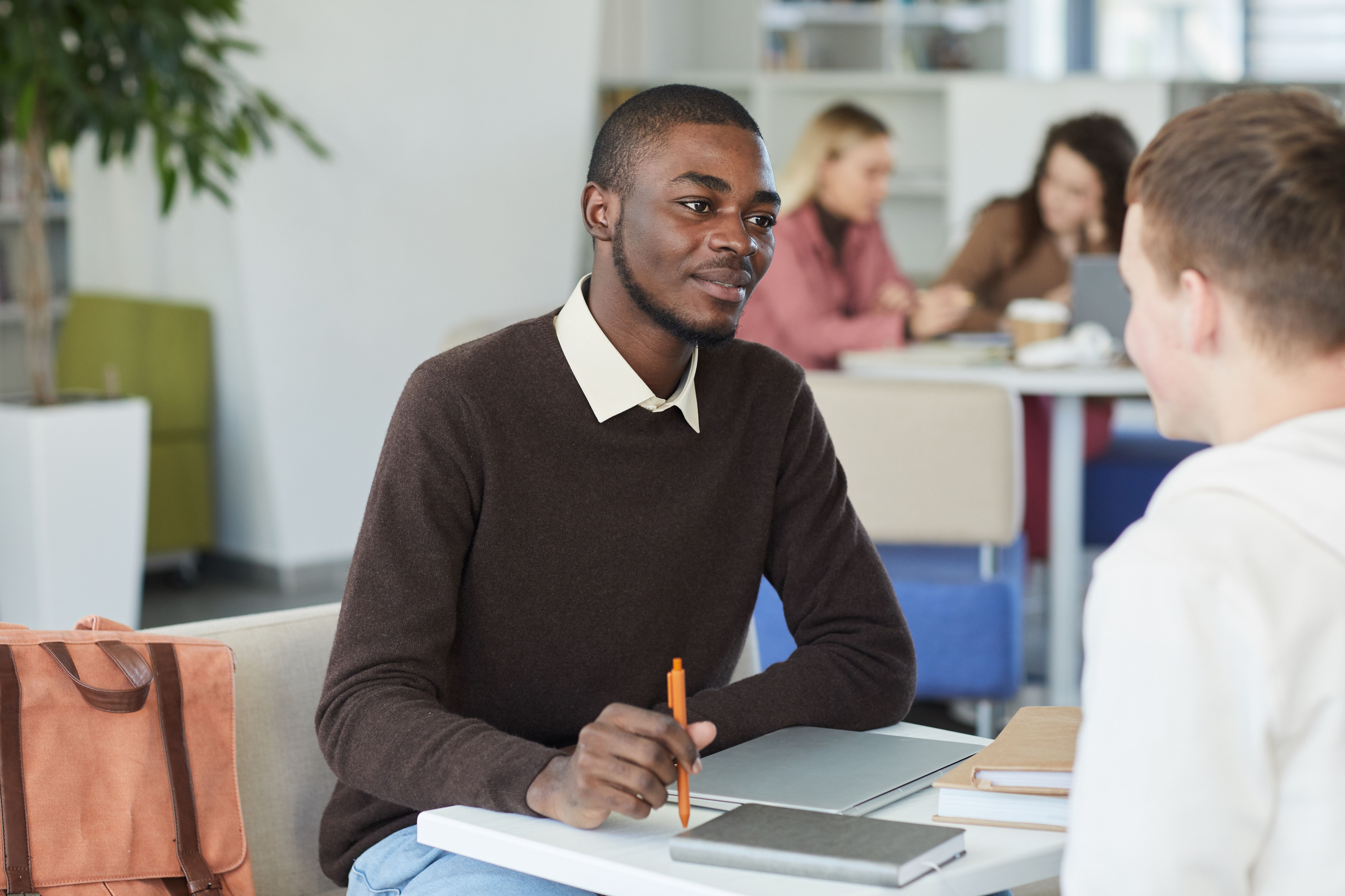 AdobeStock_383076594 Mentor homme black et mentoré.jpeg