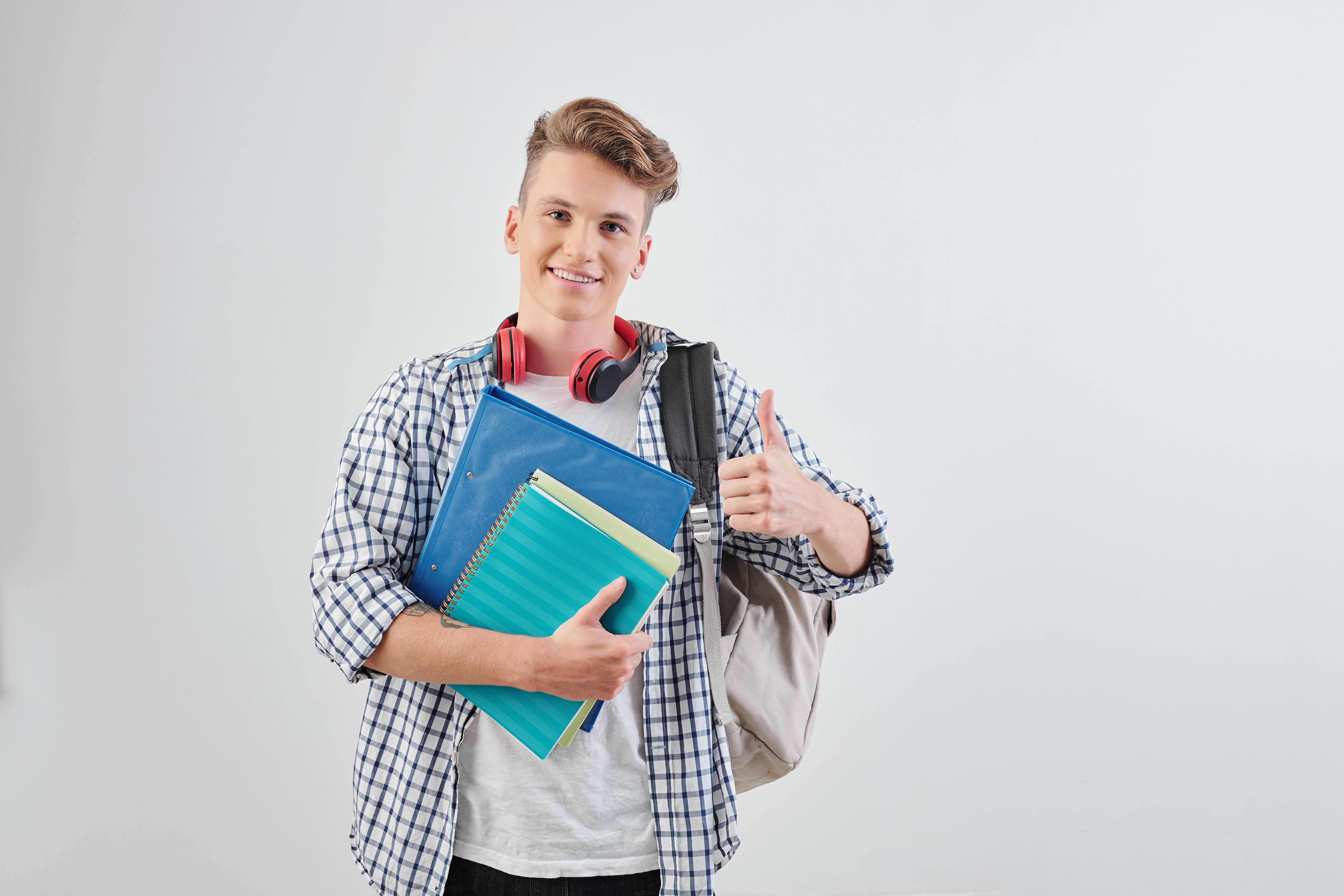 AdobeStock_364394317 portrait collégien pouce en l'air.jpeg
